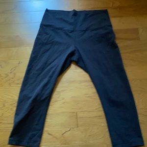 Black Lululemon Wunder Under Crop leggings